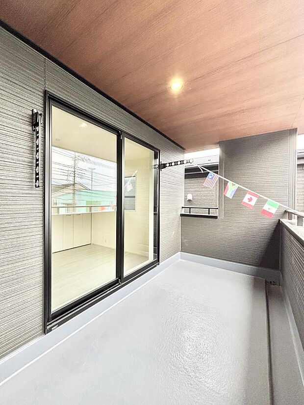 ◆1号棟◆〜Balcony〜 インナーバルコニーは洗濯物を干すスペースとして急な雨で洗濯物が濡れてしまうのを防いでくれます◎チェアでくつろいだり、夏には周りを気にせずビニールプールが楽しめますね♪