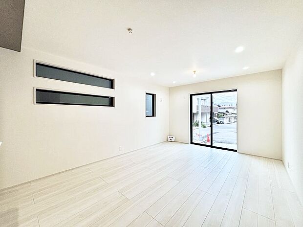 ◆1号棟◆~Living~ 飽きの来ないシンプルでおしゃれなLDK。大きな窓から日差しが差し込むので室内も明るく、家族の憩いの場としてピッタリです。開放感と日当たりの良さを是非ご覧ください!