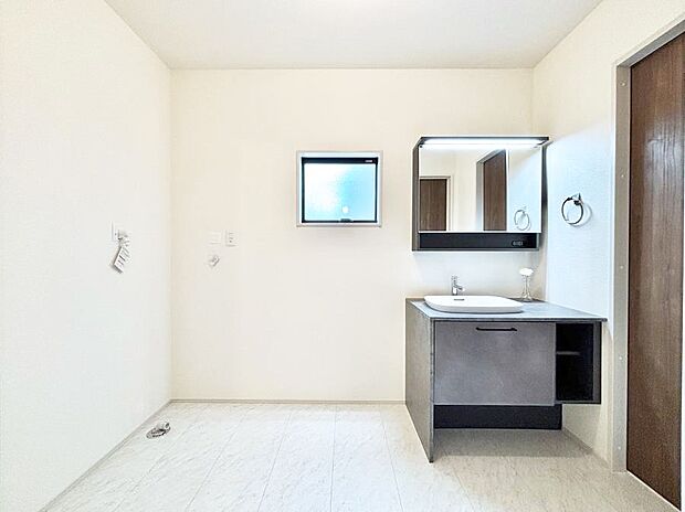 ◆1号棟◆〜Dressing Room〜 暗くなりがちな洗面所も窓があると採光と換気が可能なので気持ちよくお使い頂けます。三面鏡タイプの洗面台は鏡裏収納で散らかりがちな洗面所もスッキリ♪
