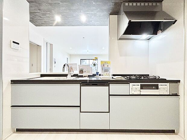 リビングを見渡せる人気のカウンターキッチン。 家族を見守りながら家事をすることができます。