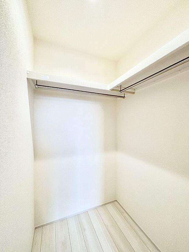 洋室のクローゼット。奥行きがあるので厚手の衣類もすっきり収まります。