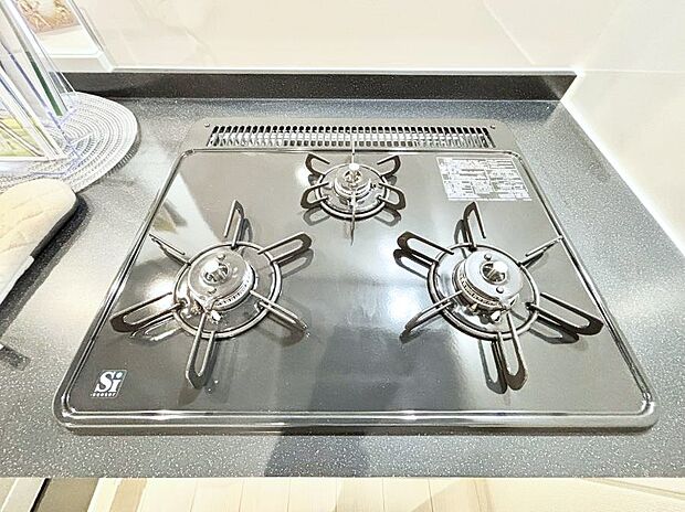 ガスコンロはSiセンサー搭載。火力調節や焦げ付き・消し忘れも防いでくれます。