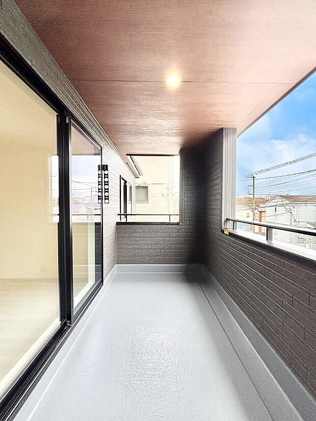 南向きのバルコニー！ご家族の洗濯物はもちろん、お布団もたっぷり干せます！