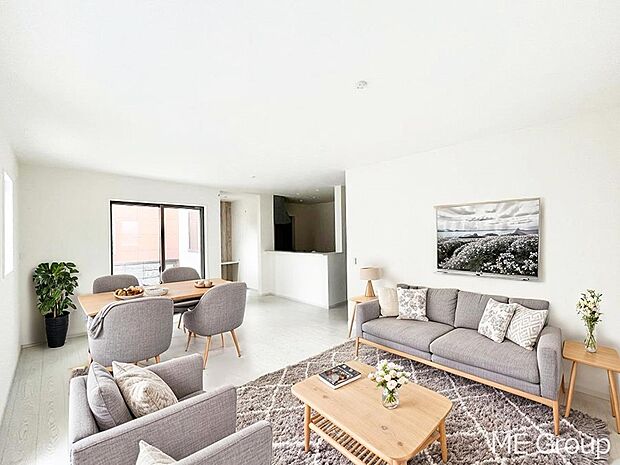 〜Living〜　家族の会話や笑顔が行き交うリビングです。子供が走ってる姿を見ながら、大きなソファやダイニングテーブルでゆったり食事をしたりくつろぎたい♪そんな夢が叶えられる空間です！※家具はCGです