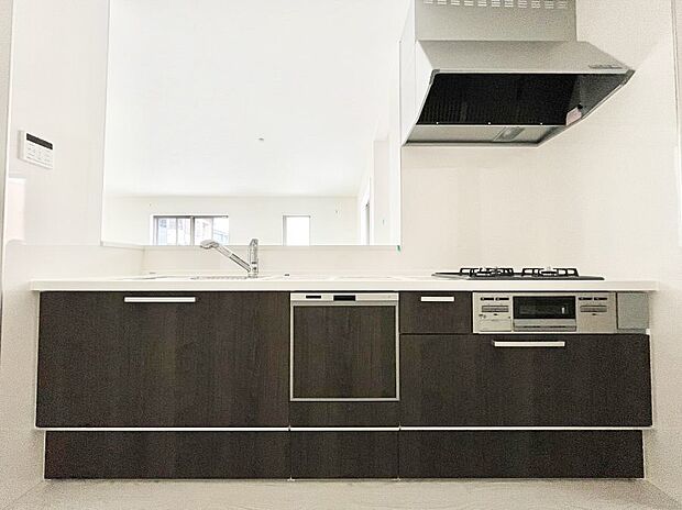 〜Kitchen〜　会話が弾むリビング、料理が愉しくなるキッチン。家は、ただ生活する場ではなく、暮らしを愉しく、快適にする場所。笑顔の毎日、安らぎの日々のために、最新の設備・仕様を採用。