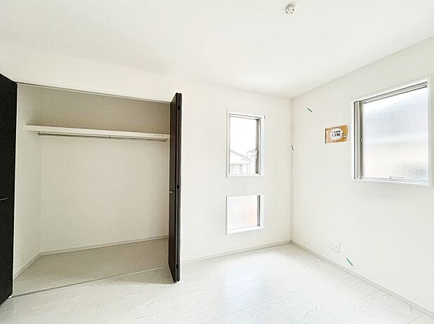 〜Bed Room〜  全居室には収納クローゼットを完備！普段使いのお洋服や小物はもちろん、季節物のお洋服などもしっかりと整理整頓おしまい頂けます。  居室空間を広く使用できますね。