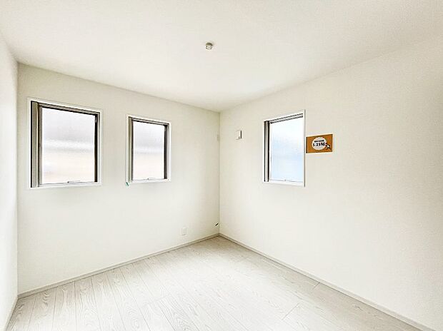 〜Bed Room〜　子供部屋はお子様にとって大変重な役割があります。子供一人で過ごす空間を与えることで、宿題や勉強時間も自然と増えまた自ら部屋の片付けや掃除なども促すことに繋がります。