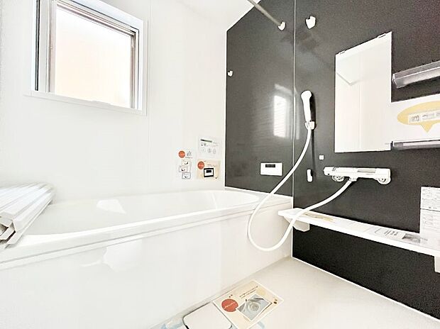 〜Bath Room〜　落ち着いた雰囲気の浴室で明日に向けてリフレッシュ。浴室乾燥機能も付いているので隣の洗濯機置き場で洗い上がった洗濯物を、雨の日も天気を気にせず乾燥させることも可能です。