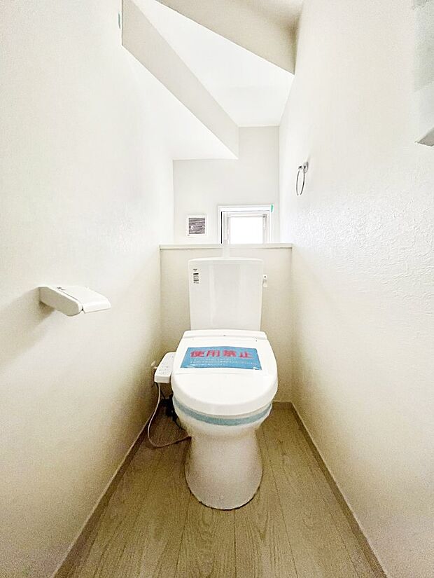 〜Toilet〜 綺麗・スッキリ・快適なウォシュレット付トイレでくつろげる空間です。トイレは毎日使わざるを得ないもの。いつも清潔を保ちたいですね。トイレが2ヶ所あるので朝の混雑時に便利です!