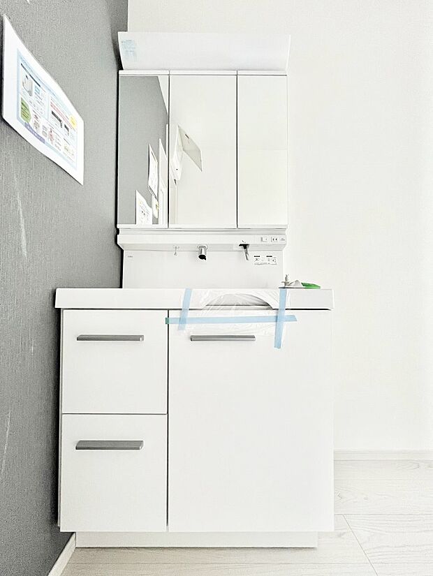 〜Dressing Room〜 清潔感溢れる色合いで統一されていると、スッキリと整った印象をうけます。 鏡の裏にはたっぷりと収納スペースを標準装備! 水廻りは、シンプルかつ機能性を重視して。