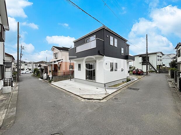 〜Exterior〜 前面道路は閑静な住宅地をはしる車通りの少ない道路。駐車の出し入れもらくらくです!ご不明点・現地見学のご希望は、お気軽にお問い合わせください!