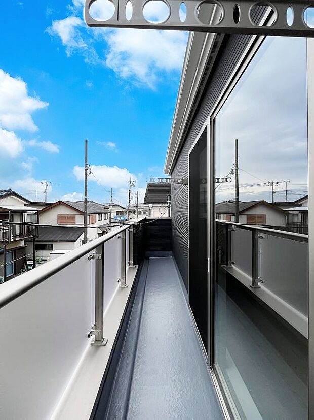 〜Balcony〜 大きな空に囲まれた気持ちのいい家。 バルコニーを覗くだけで圧倒的な開放感に包まれます。 バルコニーは陽がさしこみお布団や洗濯物を気持ちよく干すことができます。