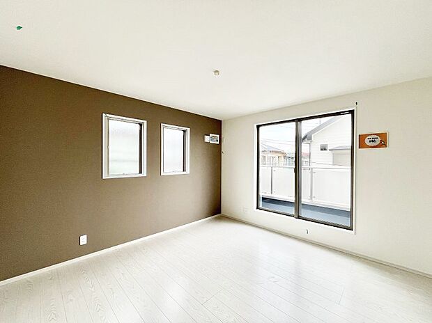 〜Bed Room〜 「今日も一日お疲れ様」とご夫婦でゆったりくつろげる寝室。 毎日の家事やお仕事に疲れた日はフカフカのベットで癒されてください。テレビや本棚をおいても快適な広さが自慢♪