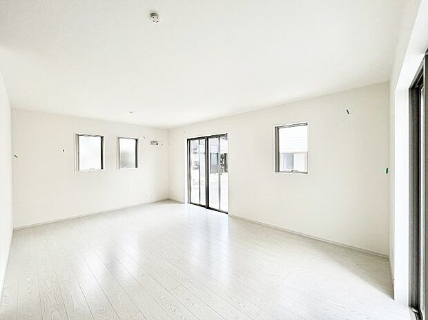 〜Living〜 豊かな陽光がこの場所を照らしだす。光溢れるこの空間はみんなの笑顔が集う場所、時を忘れ、つきることのないたわいもない会話を楽しむ時間、たくさんの思いが綴られる場所。