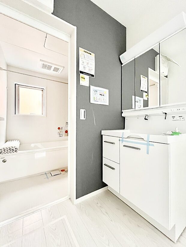 〜Dressing Room〜 十分な大きさの洗面台は収納もさる事ながら、身だしなみチェックや歯磨きなど、朝の慌ただしい時間でもホテルライクなスペースで余裕とゆとりを感じて頂けます。