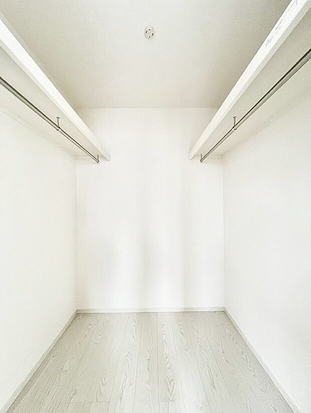 〜Walk-in Closet〜　必要なものやコーディネートを一覧して確認でき、身支度や準備が短時間で済むウォークインクローゼットを設置しました。家の中をすっきりとさせる便利な収納スペースです。