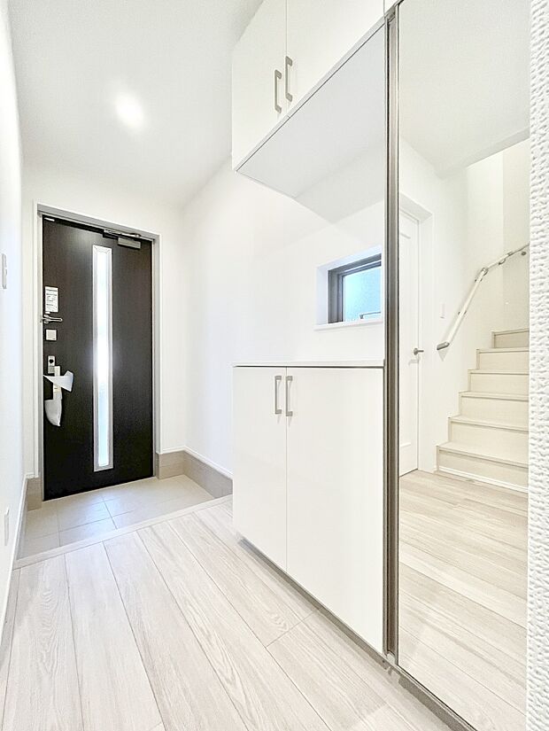 ◆A号棟◆〜Entrance〜　下駄箱ミラー付なので、お出かけ前の身だしなみチェックに◎玄関はお客様をお出迎えする一番最初の場所、帰ってくる時に入る最初の場所。そんな場所だからこそ、より良い空間に♪