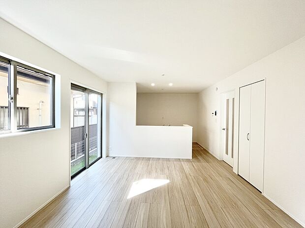 ◆A号棟◆~Living~ 飽きの来ないシンプルでおしゃれなLDK。大きな窓から日差しが差し込むので室内も明るく、家族の憩いの場としてピッタリです。開放感と日当たりの良さを是非ご覧ください!