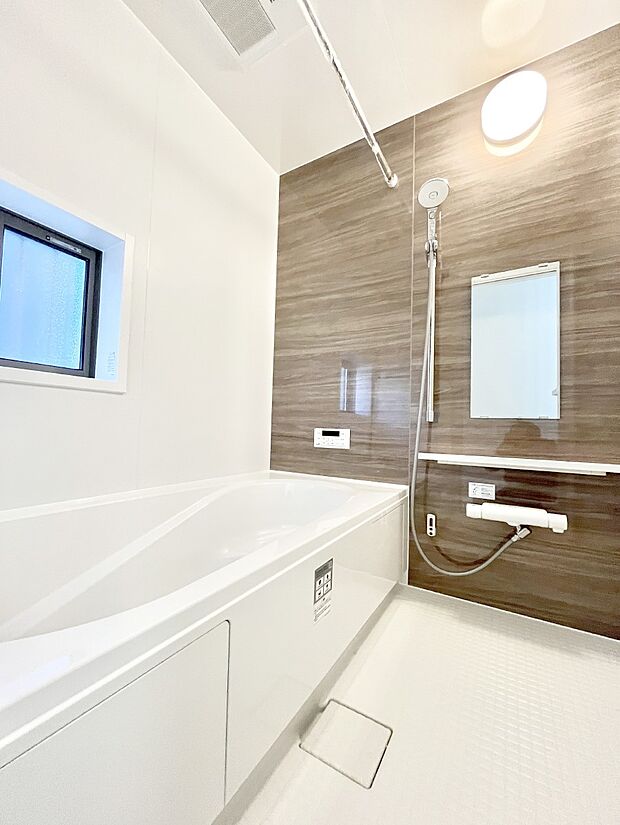 ◆A号棟◆〜Bath Room〜　足を伸ばして入浴することが可能！一日の疲れを癒す貴重なバスタイムです。お子様とご一緒でも十分な広さなので、リビングとは違った家族団欒のひと時をお楽しみいただけます。