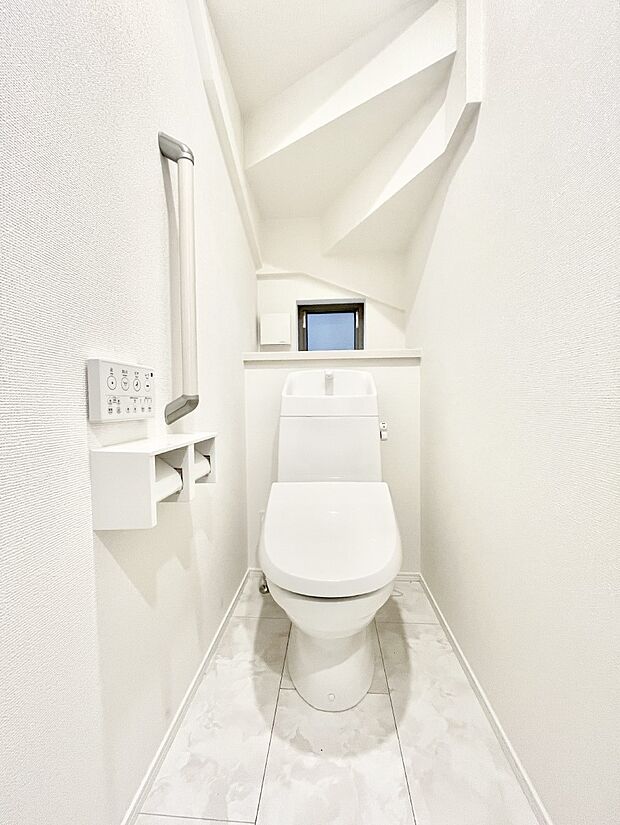 ◆A号棟◆~Toilet~ 清潔感のある水回り♪トイレはウォシュレット付きです◎トイレは毎日使わざるを得ないもの。いつも清潔を保ちたいですね。トイレが2ヶ所あるので朝の混雑時に便利です!