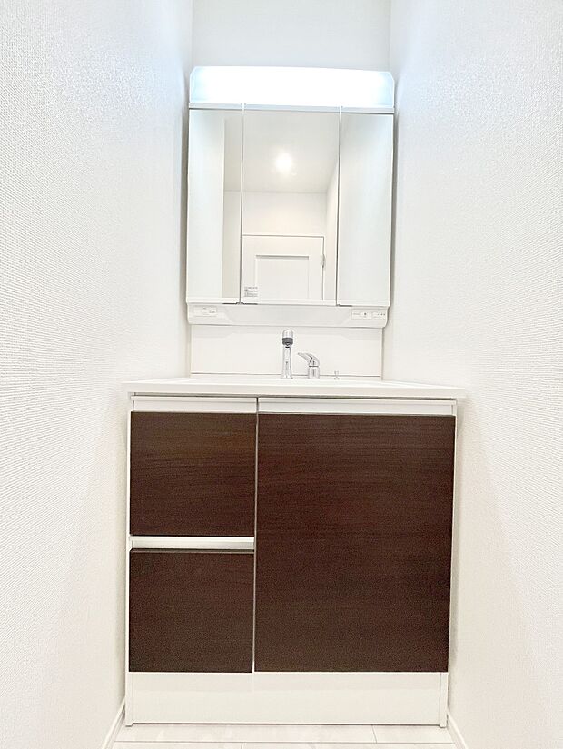 ◆A号棟◆〜Dressing Room〜　十分な大きさの洗面台は収納もさる事ながら、身だしなみチェックや歯磨きなど、朝の慌ただしい時間でもホテルライクなスペースで余裕とゆとりを感じて頂けます。