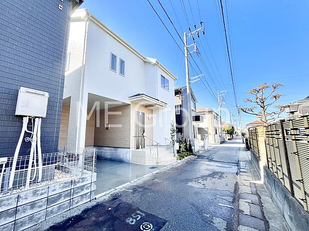 ~Exterior~ 前面道路は閑静な住宅地をはしる車通りの少ない道路。駐車の出し入れもらくらくです!ご不明点・現地見学のご希望は、お気軽にお問い合わせください!