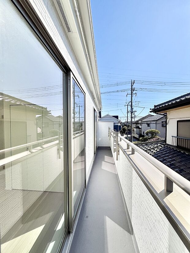 ◆A号棟◆〜Balcony〜  バルコニーは温かい陽がさしこみ、お布団や洗濯物を気持ちよく干すことができます。  使いやすく開放的なバルコニーです♪陽ざしがたっぷり降り注ぐ、バルコニー付き住まい。  