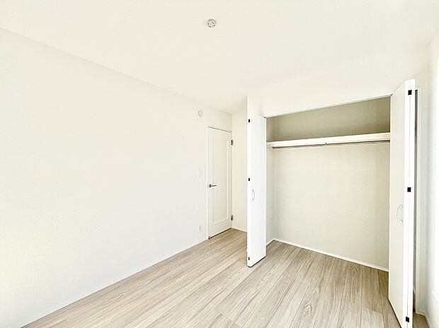 ◆A号棟◆〜Bed Room〜　木の温もりがやさしいフローリングは安らぎをもたらすプライベート空間。明るめのフローリングですので、壁紙ともマッチし、お部屋を更に広く見せてくれる効果も。