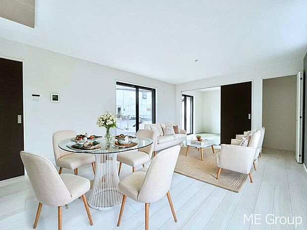 ご家族の賑やかな話し声で包まれる明るいリビング ※家具はCGです