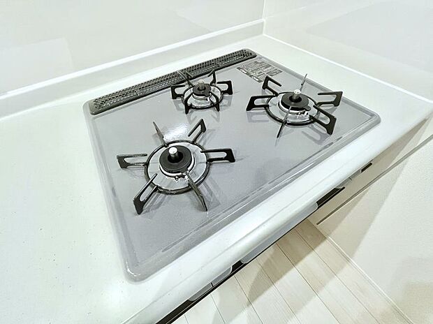 ガスコンロはSiセンサー搭載。火力調節や焦げ付き・消し忘れも防いでくれます。