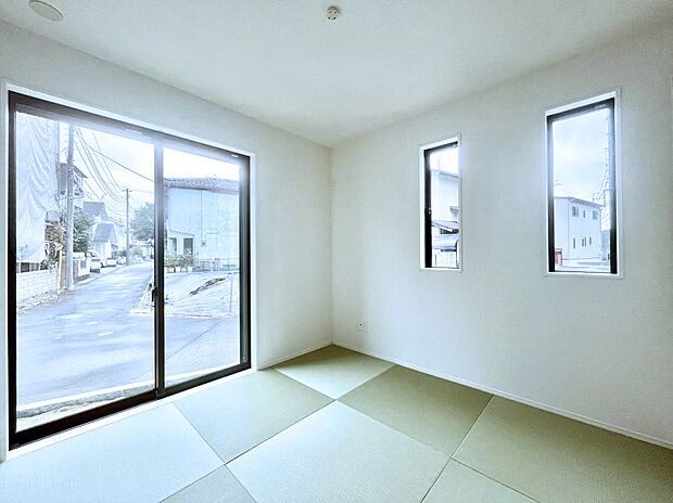 リビングと隣り合っている和室。ほっと一息できる和の空間も忘れずに。 