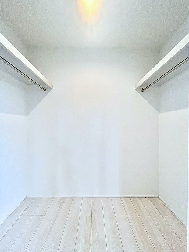 ウォークインクローゼット付きで生活空間を広く利用できます。