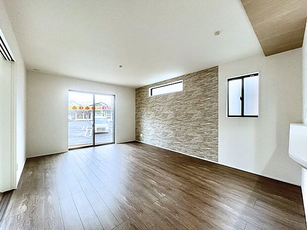 大きな窓からたっぷりの陽光と風を感じられるリビング