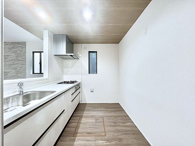 爽やかな風が通り抜けるキッチン。窓があるので明るく換気にも役立ちます。