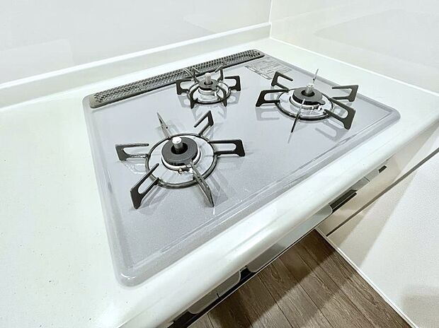 ガスコンロはＳｉセンサー搭載。火力調節や焦げ付き・消し忘れも防いでくれます。