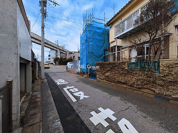 ~Exterior~ 前面道路:南東 5.47m 公道 前面道路は閑静な住宅地をはしる車通りの少ない道路。駐車の出し入れもらくらくです!ご不明点・現地見学のご希望は、お気軽にお問い合わせください!
