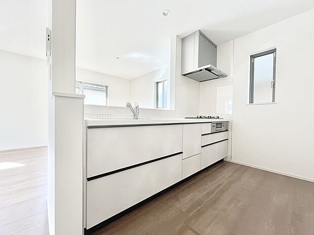 ◆B号棟◆~Kitchen~ 自然光が入る窓のあるキッチン☆毎日使う場所だからこそ、使い勝手を考慮しました。ゆったりとしたキッチンコーナーは質感豊かな仕上がりとなっております。