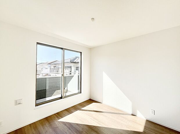 ◆B号棟◆〜Bed Room〜　マンションと違い部屋数が多いのが戸建てのメリットです。ご家族が増えたことで手狭に感じていた住まいも戸建てでは各居室プライバシーを保つことができます。