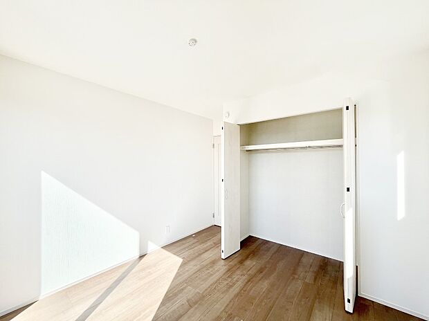 ◆B号棟◆~Bed Room~ 子供部屋はお子様にとって大変重な役割があります。子供一人で過ごす空間を与えることで、宿題や勉強時間も自然と増えまた自ら部屋の片付けや掃除なども促すことに繋がります。