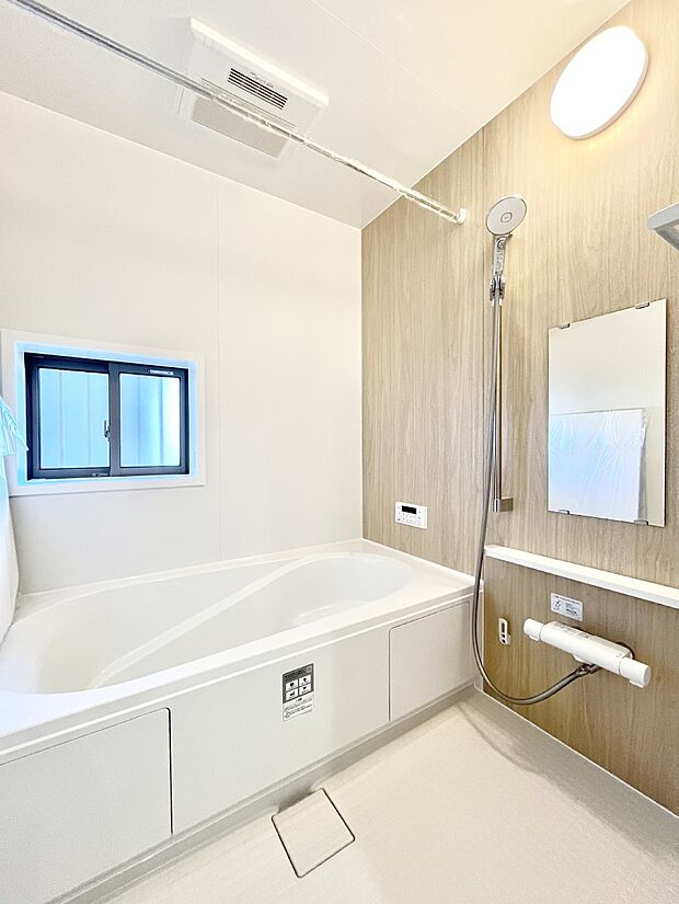 ◆B号棟◆~Bath Room~ 足を伸ばして入浴することが可能!一日の疲れを癒す貴重なバスタイムです。お子様とご一緒でも十分な広さなので、リビングとは違った家族団欒のひと時をお楽しみいただけます。