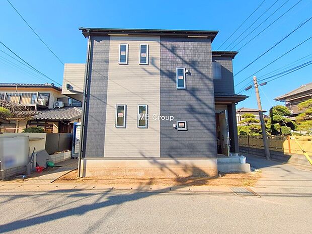 ◆B号棟◆〜Exterior〜 角地により陽当り・風通し良好!うららかな陽射しがどのお部屋にも降り注ぎますように、快適さを追求した間取設計。生活を恵みの豊かな永住の地へと変えてくれます。