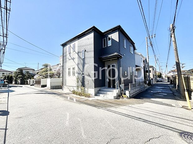 ~Exterior~ 前面道路:南東 5.01m 公道、北東 3.36m 公道 低層の一戸建てを中心とした街並みが整然と続き、周辺は高い建物が建っていないので、緑の多い閑静な趣を感じる環境です。