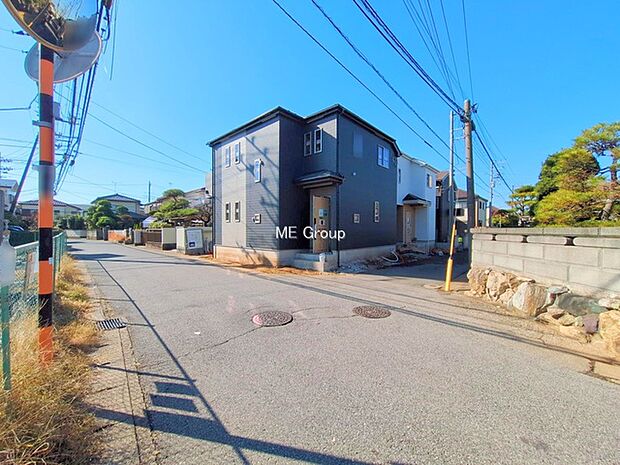 〜Exterior〜　前面道路：南東 5.01m 公道、北東 3.36m 公道　低層の一戸建てを中心とした街並みが整然と続き、周辺は高い建物が建っていないので、緑の多い閑静な趣を感じる環境です。