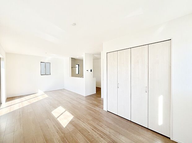 ◆B号棟◆~Living~ 豊かな陽光がこの場所を照らしだす。光溢れるこの空間はみんなの笑顔が集う場所、時を忘れ、つきることのないたわいもない会話を楽しむ時間、たくさんの思いが綴られる場所。