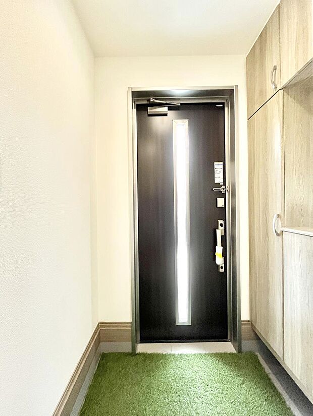 ~Entrance~ 家の中でお客様を迎える最初の場所である玄関は、家の印象そのものです!豊富な玄関収納で、常に綺麗に保つことが出来ます♪玄関にはたっぷり収納の下駄箱を完備!