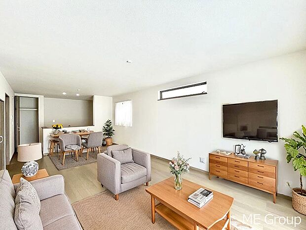 ~Living~ 家族の会話や笑顔が行き交うリビングです。子供が走ってる姿を見ながら、大きなソファやダイニングテーブルでゆったり食事をしたりくつろぎたい♪そんな夢が叶えられる空間です!※家具はCGです