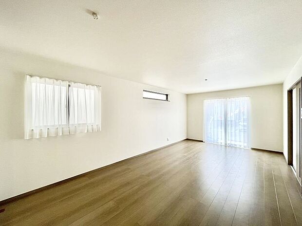 ~Living~ 飽きの来ないシンプルでおしゃれなLDK。大きな窓から日差しが差し込むので室内も明るく、家族の憩いの場としてピッタリです。開放感と日当たりの良さを是非ご覧ください!