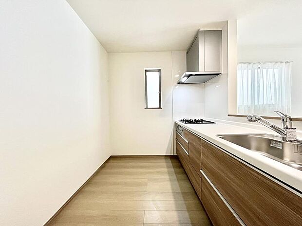 ~Kitchen~ 自然光が入る窓のあるキッチン☆毎日使う場所だからこそ、使い勝手を考慮しました。ゆったりとしたキッチンコーナーは質感豊かな仕上がりとなっております。