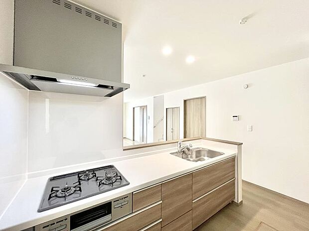 ~Kitchen~ 「さぁ今日は何を作ろう」こんなキッチンなら思いっきり料理ができちゃいます。キッチンからはリビングが一望できます。家族がつながるお家がここにございます。