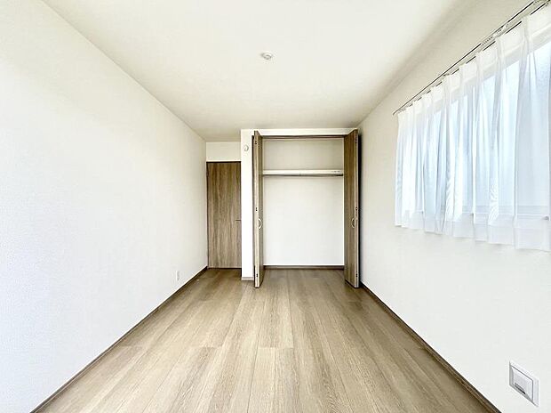 ~Bed Room~ 全居室には収納クローゼットを完備!普段使いのお洋服や小物はもちろん、季節物のお洋服などもしっかりと整理整頓おしまい頂けます。 居室空間を広く使用できますね。